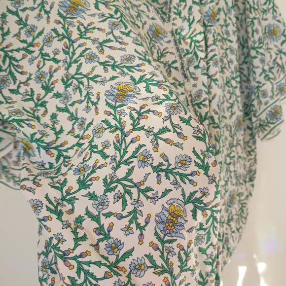 Elegant Green and White Floral Blouse - Picture 2 of 3